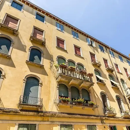 Ponte Delle Guglie 公寓 *